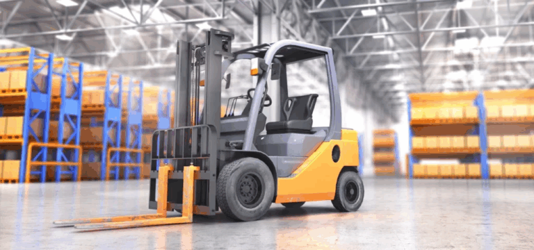 Empilhadeira em armazém com porta paletes e estantes industriais, utilizada na movimentação de materiais.
