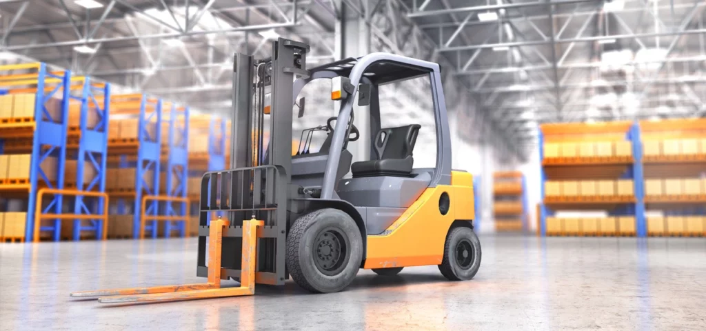 Empilhadeira em armazém com porta paletes e estantes industriais, utilizada na movimentação de materiais.