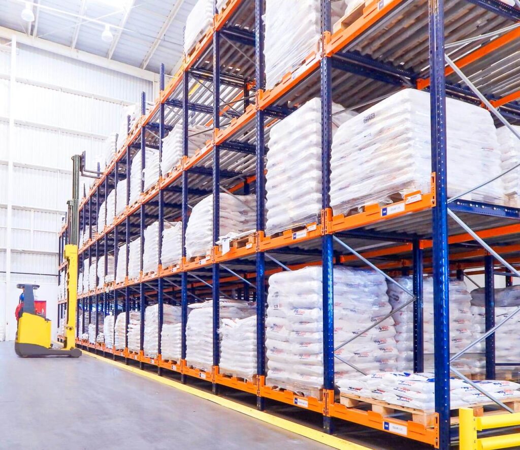 Push Back industrial com pallets armazenados em múltiplas profundidades, representando alta densidade e impacto na redução do order cycle time.
