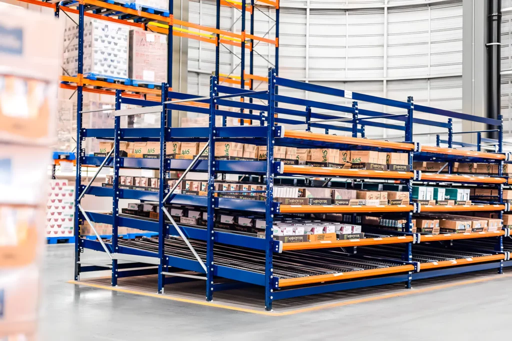 estrutura de flow rack com produtos