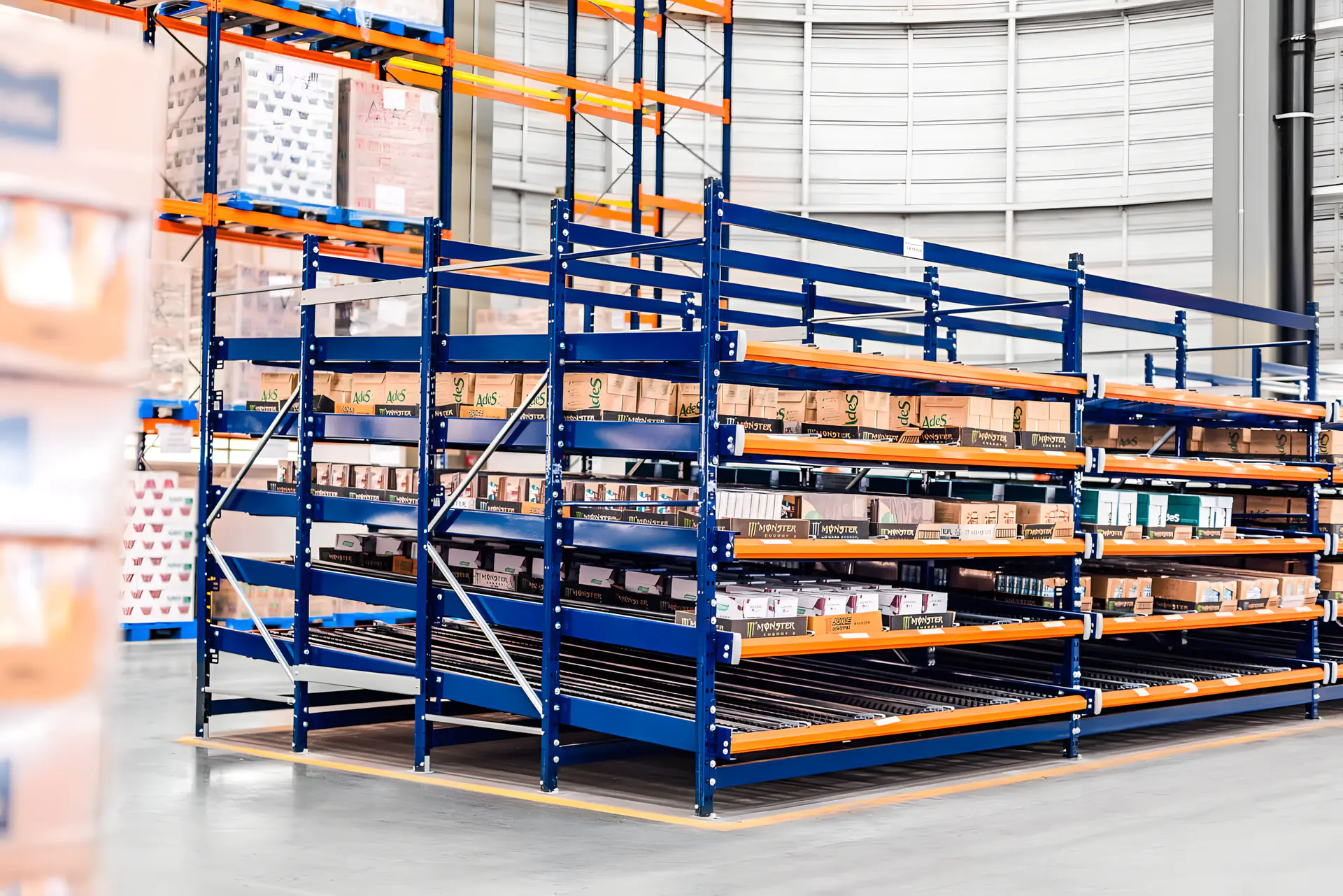 estrutura de flow rack com produtos