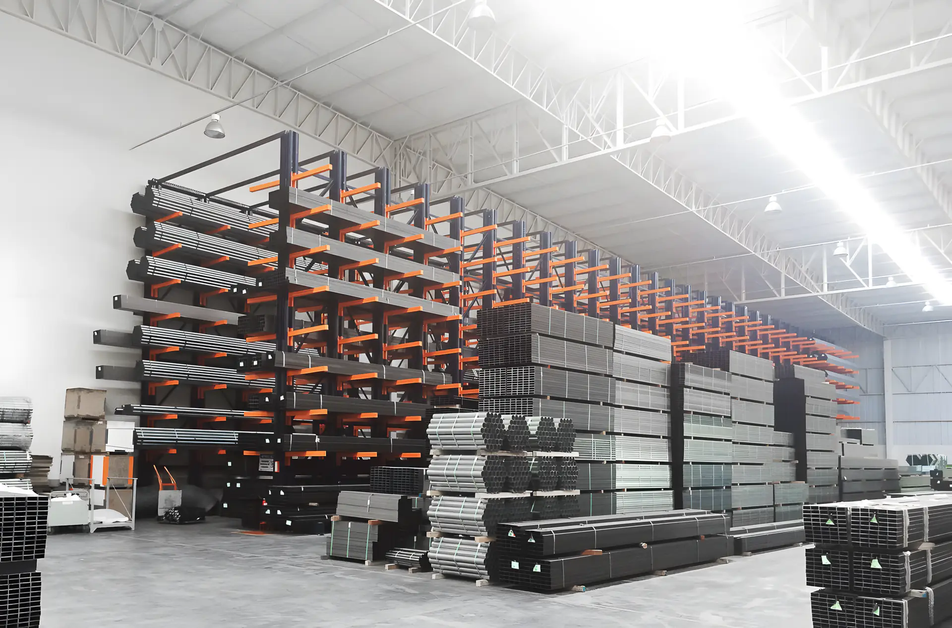 produtos armazenados em estrutura cantilever