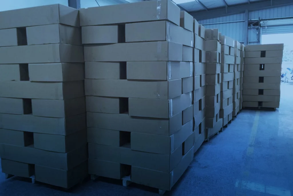 Empilhamento de caixas em paletes com padrão cruzado em centro de distribuição