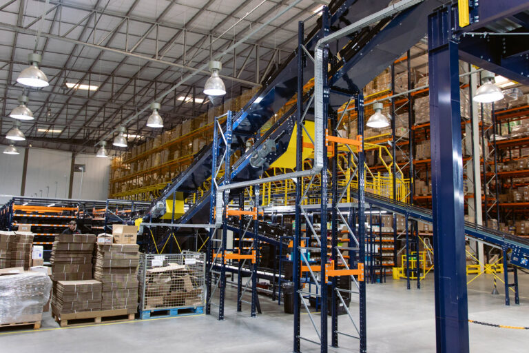 Representação visual da logística reversa em centro de distribuição: reaproveitamento de materiais e integração ao fluxo operacional para reduzir desperdícios e aumentar a eficiência.