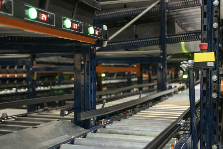 Esteiras automatizadas em armazém com sensores e sistemas inteligentes da Bertolini Sistemas de Armazenagem.