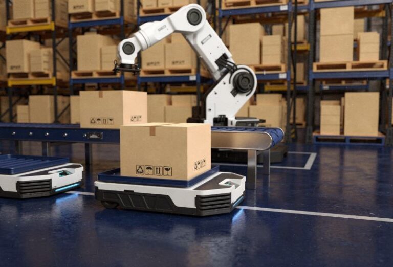 Robôs móveis para armazém em operação automatizada com integração à intralogística.