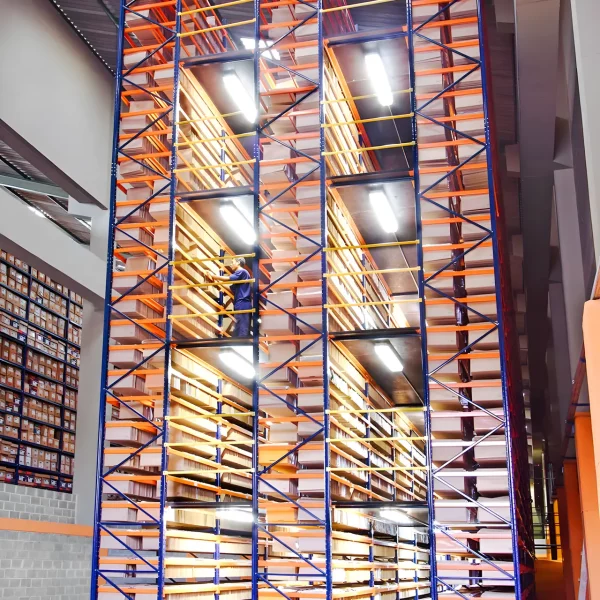 andares de estanterias com homem recolhendo produto