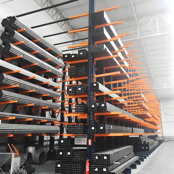 cantilever com produtos em suas longarinas