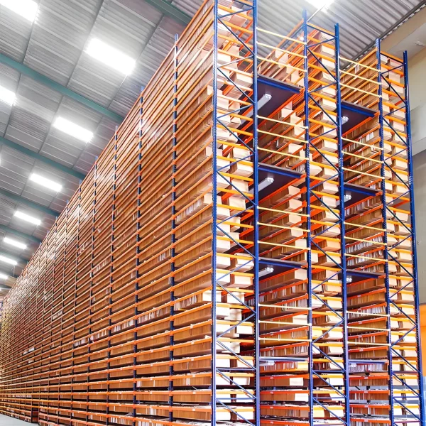 estrutura alta de estanteria com produtos