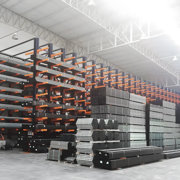 produtos armazenados em estrutura cantilever