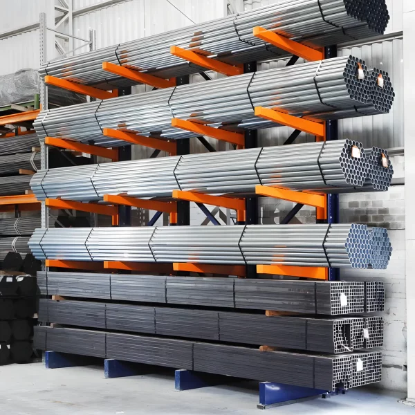 sistema cantilever com produtos